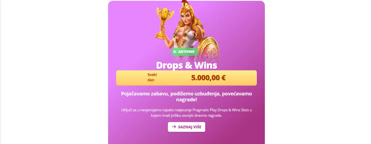 Promotivna slika za promociju “Drops & Wins” s ružičastom pozadinom. U središtu se nalazi ratnica s trofejem i štitom, a iznad nje oznaka “AKTIVNO”. Glavni naslov glasi “Drops & Wins”, uz istaknutu nagradu od 5.000,00 € svaki dan. U nastavku tekst poziva na sudjelovanje u natjecanju Pragmatic Play za osvajanje dnevnih nagrada. Na dnu se nalazi bijeli gumb “Saznaj više”