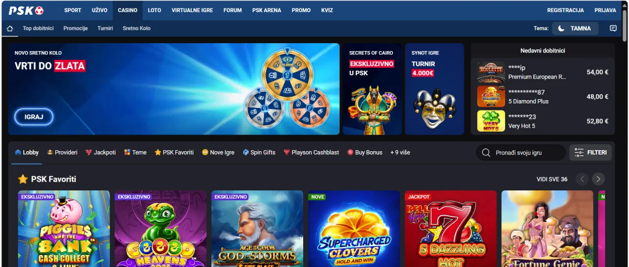 Naslovna stranica PSK online casina s istaknutim promocijama i igrama. U gornjem dijelu nalazi se banner s jackpotom Play’n GO od 1.700.000 €, promo akcijama “Spin Gifts” i “Cash Blast”. Desno su prikazani nedavni dobitnici i iznosi osvojenih nagrada. Ispod bannera prikazane su kategorije poput Lobby, Jackpoti, Nove Igre, te sekcija “PSK Favoriti” s popularnim slotovima poput Piggies and the Bank, God of Storms i Supercharged Clovers. S desne strane vidljiv je alat za pretraživanje igara i filteri.